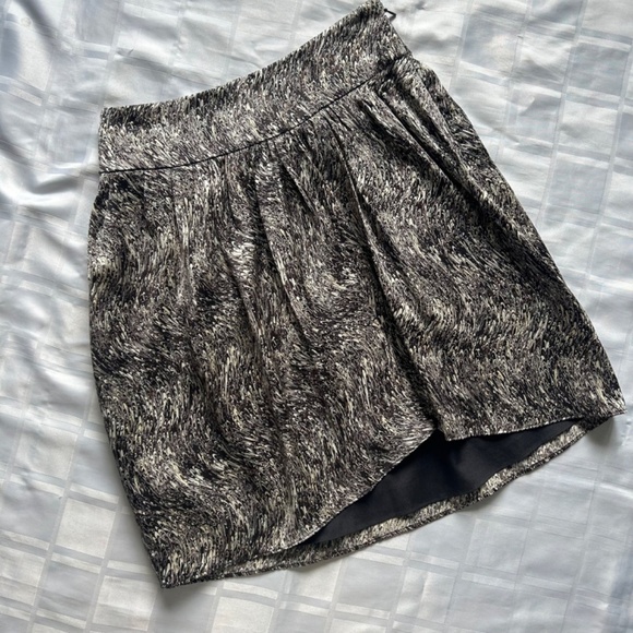 Club Monaco Silk Abstract Print Mini Skirt - Picture 4 of 12